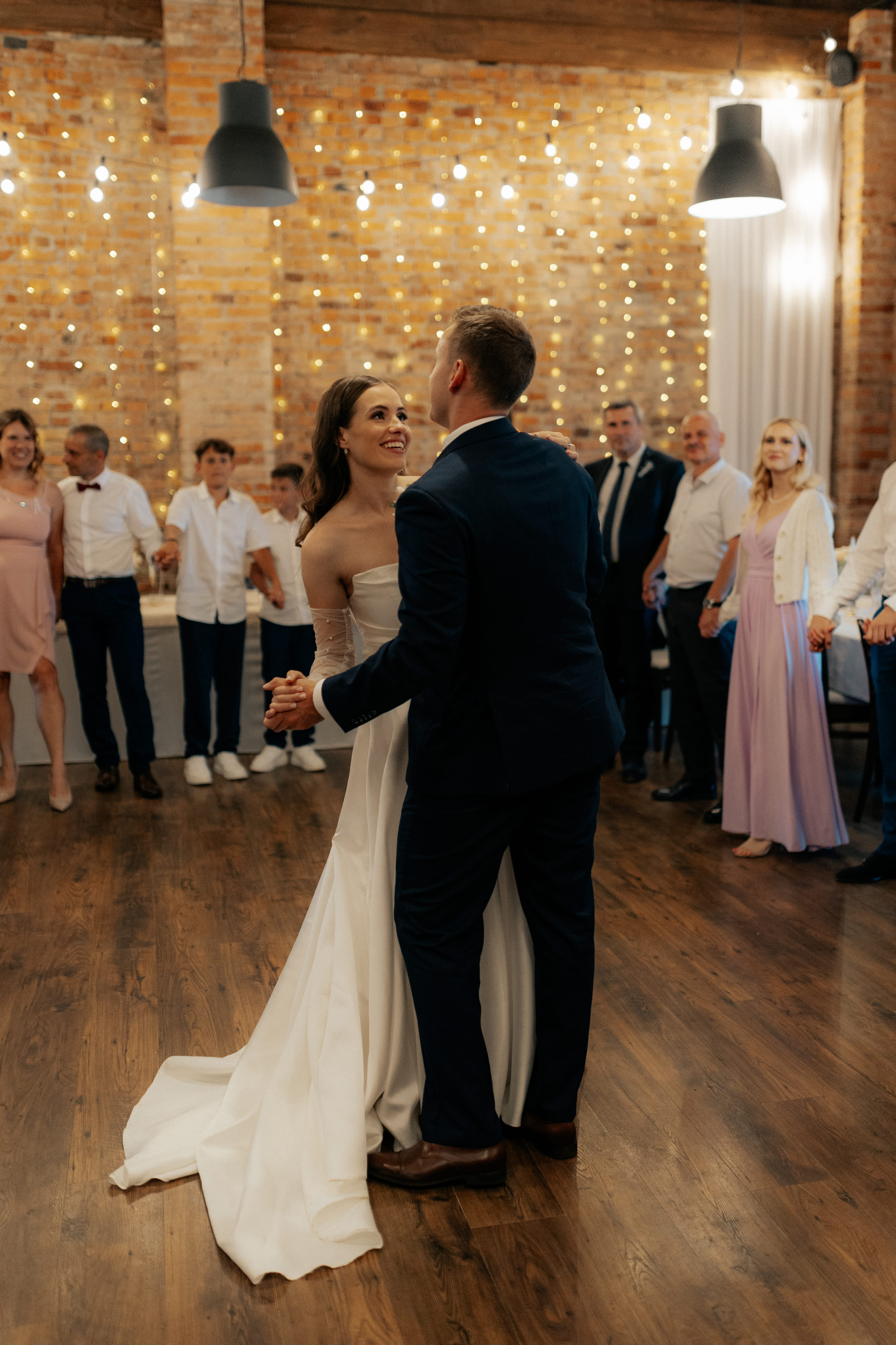 Svatební dort během večerní oslavy