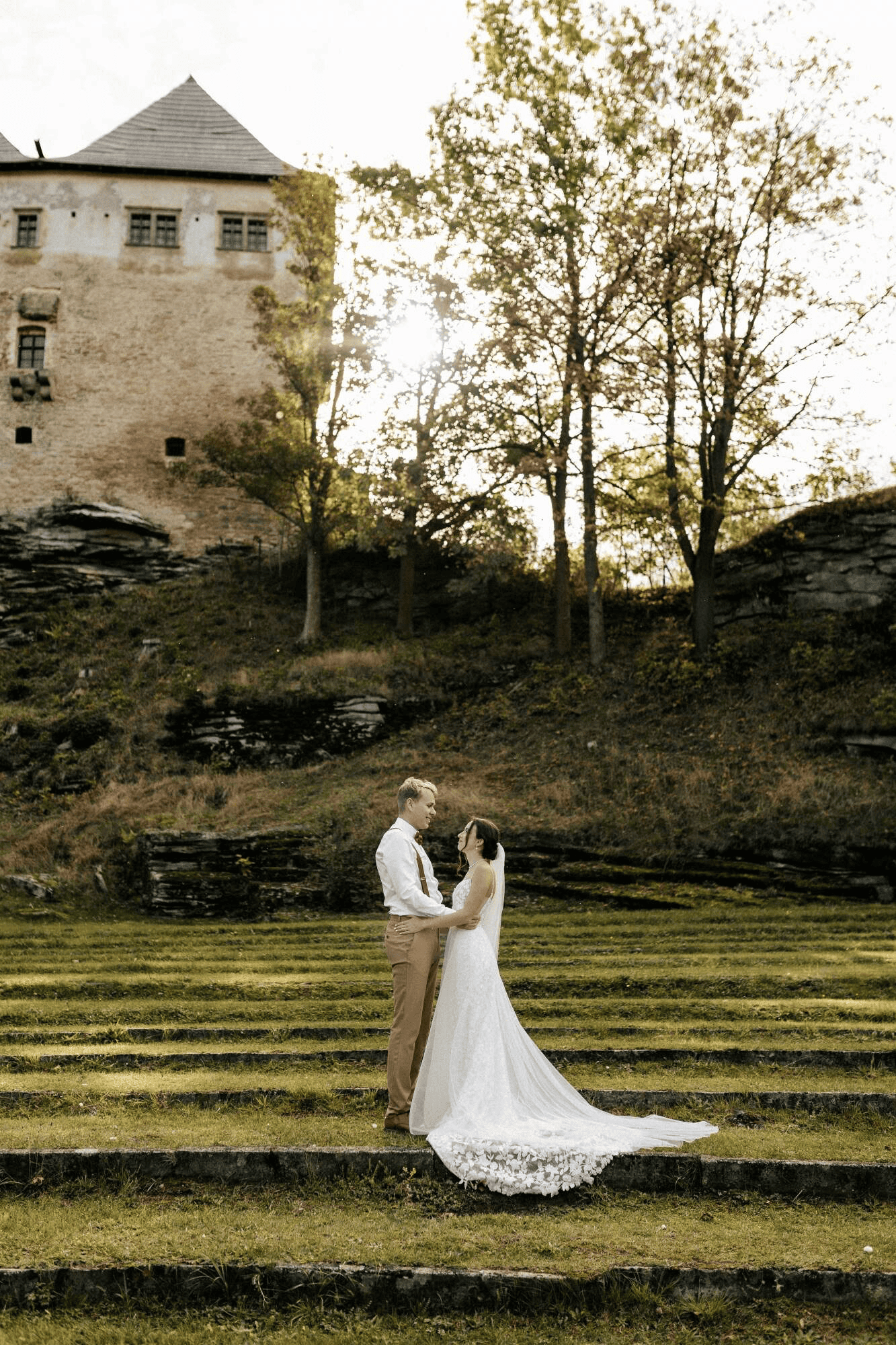 Eliška a Honza před historickou budovou