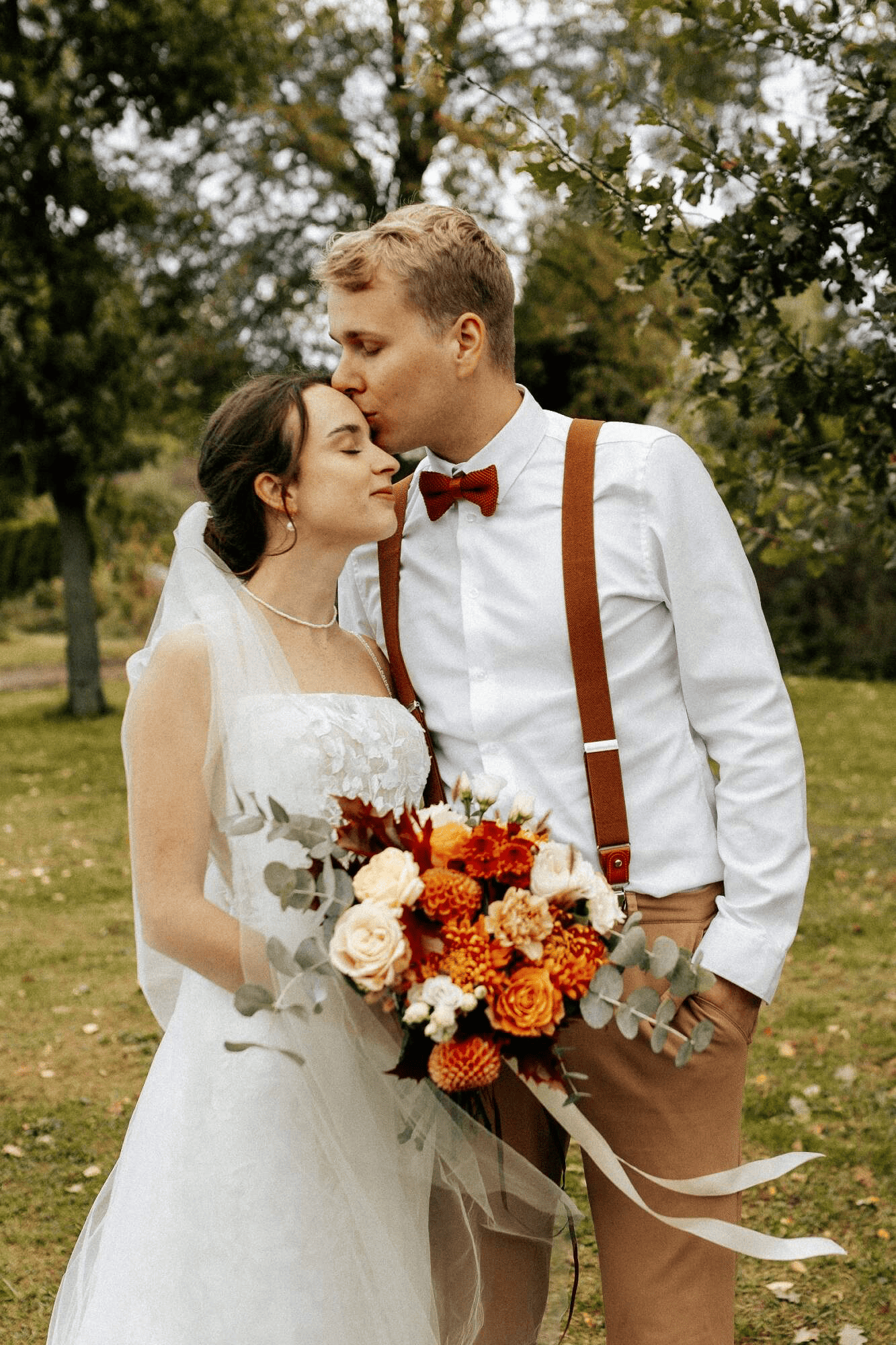 Eliška a Honza s podzimní svatební kyticí