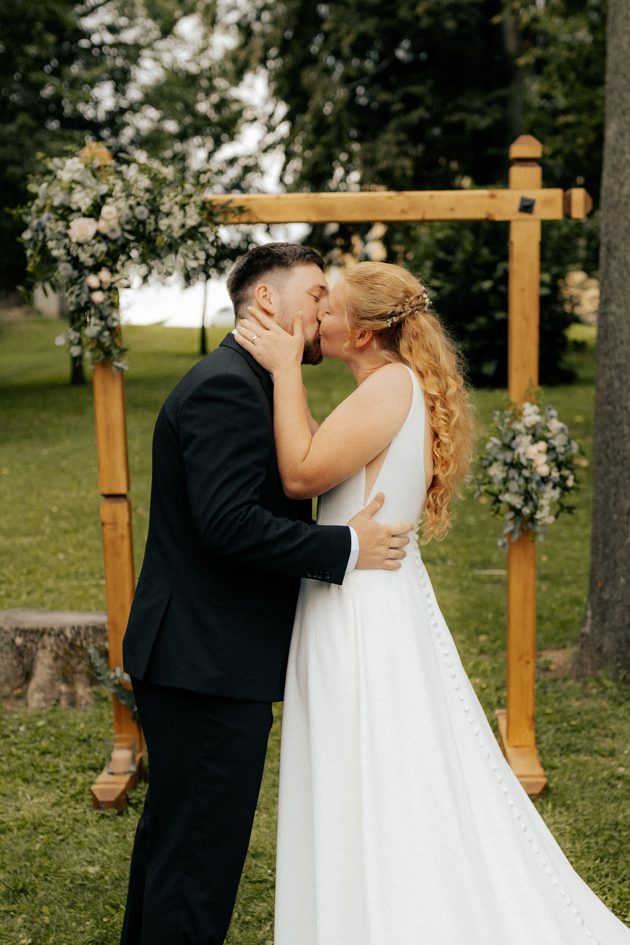 Polibek novomanželů