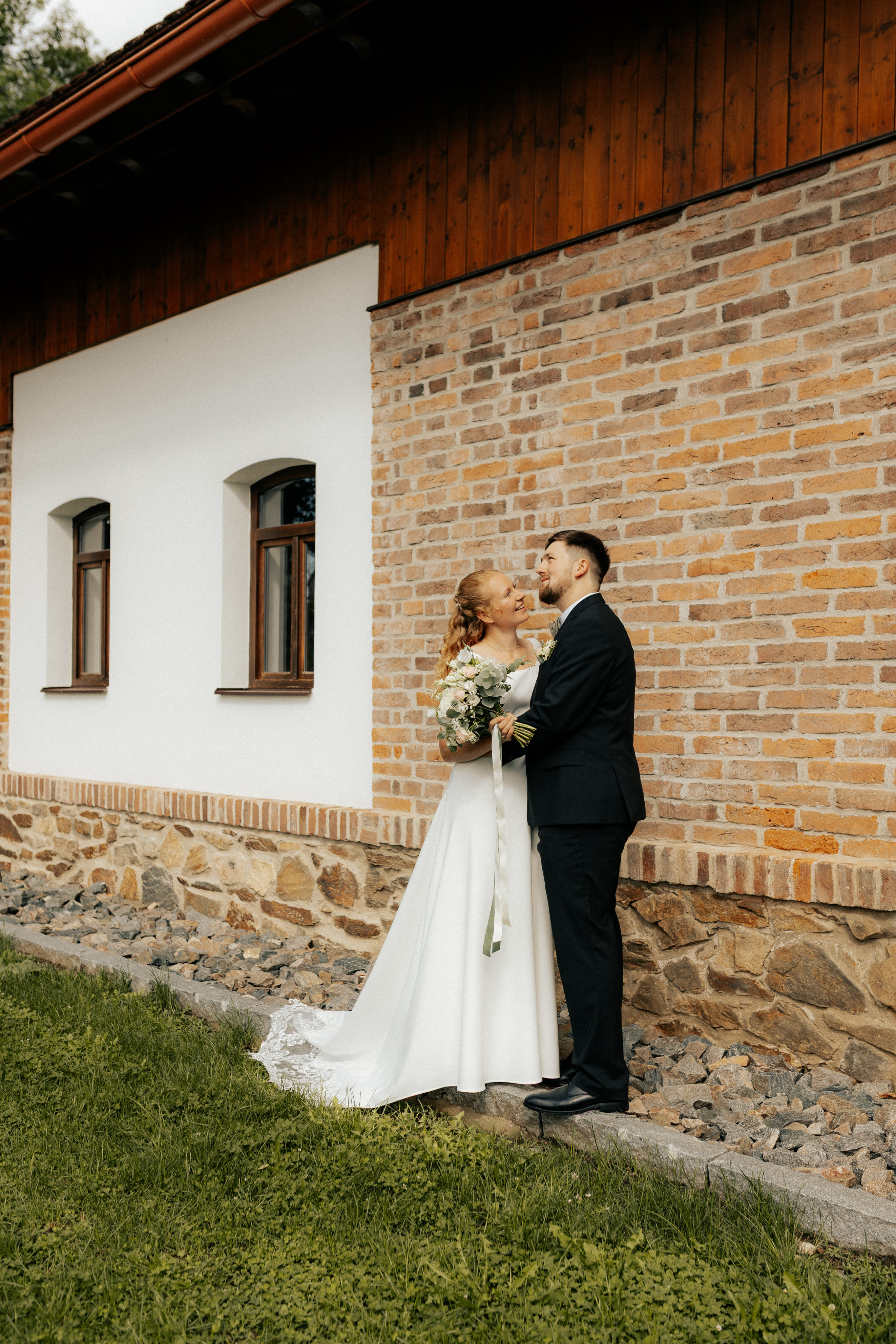 Svatební portrét u cihlové zdi